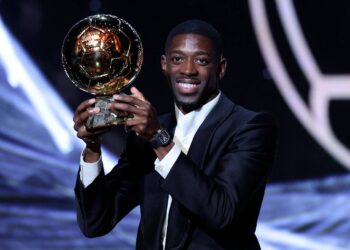 Ousmane Dembélé, do PSG, recebe a Bola de Ouro