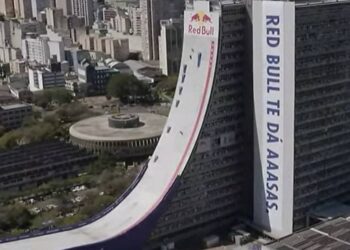 Sandro Dias desce de skate rampa do CAFF, em Porto Alegre