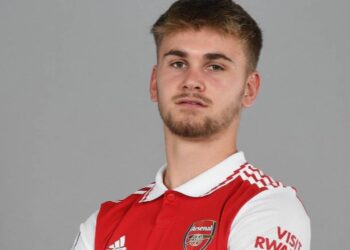 Jogador da base do Arsenal morre aos 21 após lesão em jogo