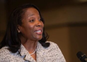 Justiça dos EUA proíbe temporariamente Trump de demitir diretora do Fed