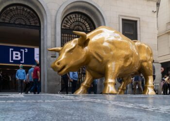 À espera do Copom, Ibovespa (IBOV) bate novo recorde e dólar fecha abaixo de R$ 5,30