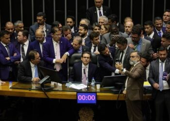 PEC da Blindagem: deputados aprovam regras que travam investigações contra políticos