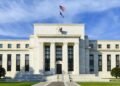Fed corta os juros pela 1ª vez no ano nos EUA e já prevê novos ajustes