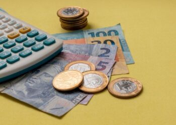 Como investir com a Selic em 15% e a Bolsa batendo recordes?