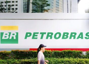 Petrobras (PETR4) paga dividendos nesta 2ª, veja quem recebe