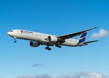 Latam paga US$ 2 bilhões para comprar aviões da Embraer (EMBR3) pela 1ª vez na história