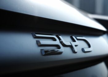 Buffett lucra bilhões e abandona ações da BYD após 17 anos