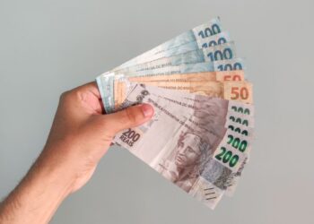 4 empresas anunciaram dividendos nessa 2ª feira, veja detalhes