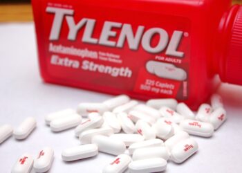 Trump liga Tylenol ao autismo e derruba ações da fabricante em Wall Street