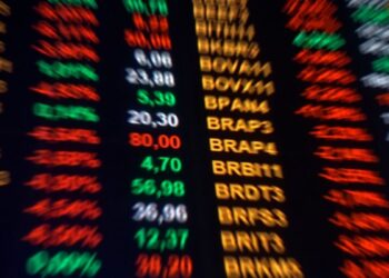 Ibovespa renova máxima, mas vira para queda e perde os 147 mil pontos