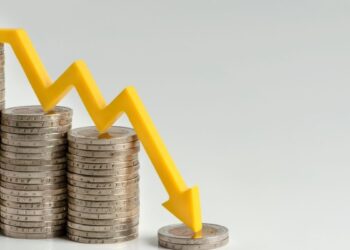 Ibovespa cai e dólar sobe após aprovação da isenção de IR