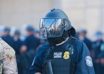 Deportações em massa de Trump aceleram saída de bilhões de dólares dos EUA; entenda