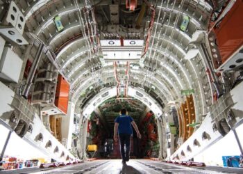 Embraer (EMBR3) entrega 62 aeronaves no 3T25; veja comparativo