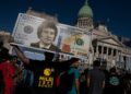 Depois de pequena pausa por Trump, mercados voltam a assustar Milei na Argentina