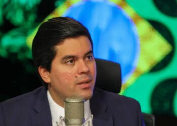 Ministros do Turismo e Esporte desafiam partidos e decidem continuar no governo Lula