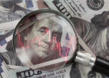 Banco projeta dólar abaixo de R$ 5 em 2026 e aponta virada para o real