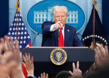 Trump anuncia tarifa adicional de 100% contra a China