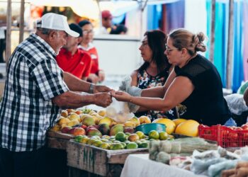 Varejo brasileiro recua 0,5% no 3º trimestre, mas se recupera em setembro