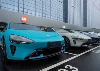 Xiaomi enfrenta crise após morte em acidente com carro elétrico; ações despencam