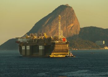 Petróleo derrete perto dos US$ 62, amassa PETR4 e puxa Ibovespa à queda
