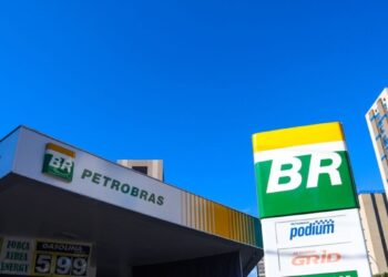 Petrobras (PETR4) vende gasolina mais cara e diesel com desconto; entenda