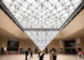 Criminosos armados usam guindaste e roubam joias raras no Museu do Louvre