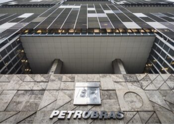 Petrobras (PETR4) prepara novo plano de negócios em meio a dilema, entenda