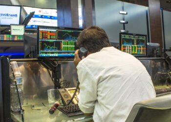 VALE3 rompe os R$ 62 e Ibovespa fecha no azul; veja quais ações mais sobem