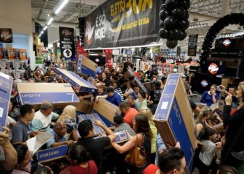 7 em cada 10 brasileiros pretendem comprar na Black Friday 2025