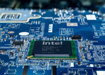 Ações da Intel disparam 8% após empresa reverter prejuízo em lucro de US$ 4 bilhões