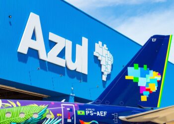 Mais cautelosa, Azul (AZUL4) revê metas e vê ações subirem na bolsa