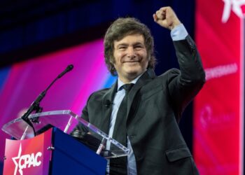 Partido de Milei surpreende, vence eleições na Argentina e faz bolsa disparar 20%