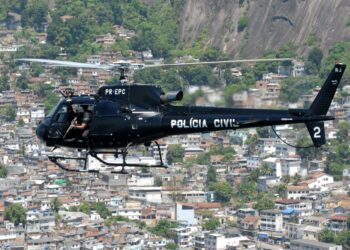Zona de guerra com mais de 130 mortos: Operação no Rio repercute na imprensa internacional