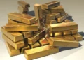 Ouro brilha em tempos sombrios: como investir no metal