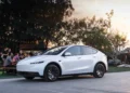 Tesla pisa no freio do luxo e acelera nos elétricos baratos