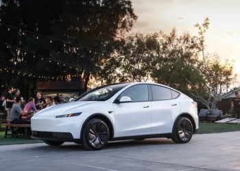 Tesla pisa no freio do luxo e acelera nos elétricos baratos