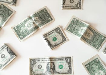 Dólar recua com rali do petróleo e estímulos chineses