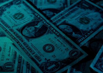 Dólar encerra o dia estável antes de dados de inflação