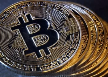 Bitcoin cai após atingir nova máxima histórica