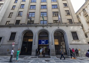 Ibovespa fecha em alta com Raízen (RAIZ4) e WEG (WEGE3)