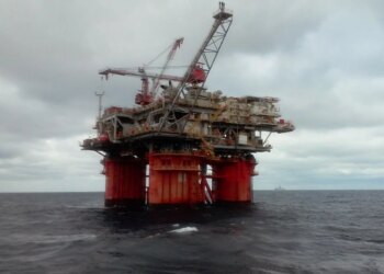 ações caem após saída de executivos