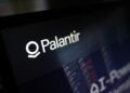 Palantir (P2LT34): Gigante de IA bate recorde de receita, mas ações caem mais de 6%
