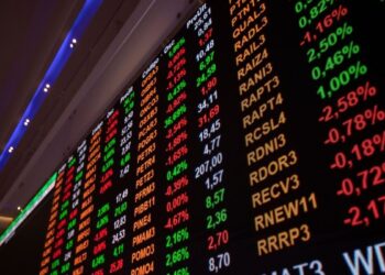 Ibovespa flerta com os 151 mil pontos no 1º dia de Copom