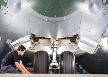 Embraer (EMBJ3) pagará R$ 0,20 por ação em 2026; veja condições