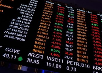 Ibovespa pisa no freio das altas, mas dólar também cede