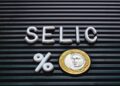 Quais setores da B3 ganham e perdem com Selic em 15%?