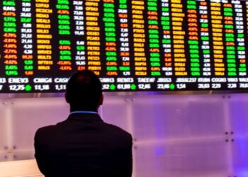 Ibovespa até sobe, mas não segura os 158 mil pontos; dólar recua