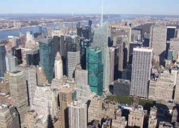 IFIX cai na abertura do mês