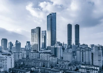 Fundo imobiliário sobe após anúncio de compra; IFIX cai