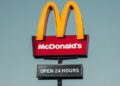 Lucro do McDonald’s cresce 3%, mas fica abaixo das projeções